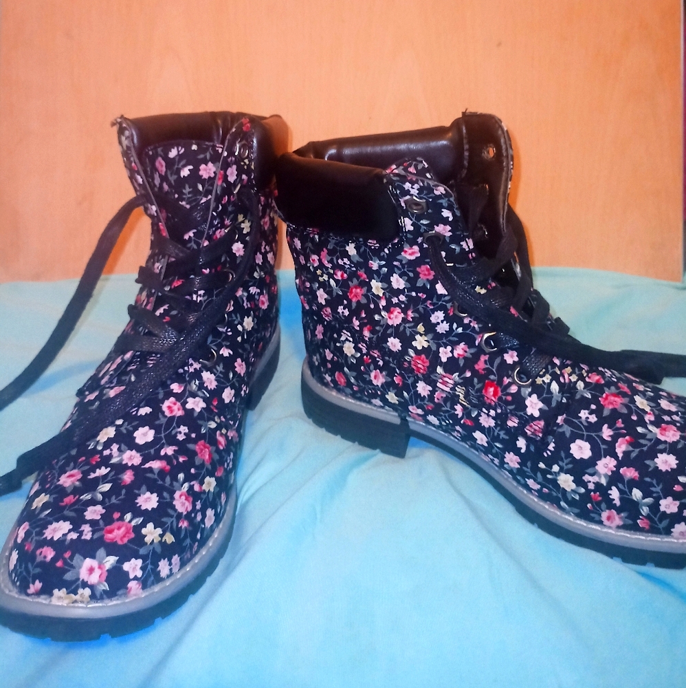 Canvas boots